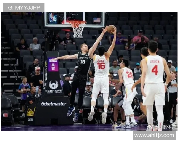 马刺队对阵中国男篮实力激烈交战，赛后球迷点赞双方表现