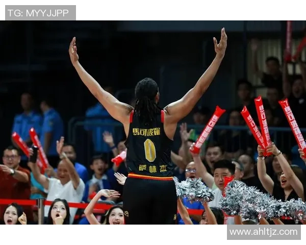 广东东莞男篮迎战深圳队全力争胜展现篮球激情与团队精神